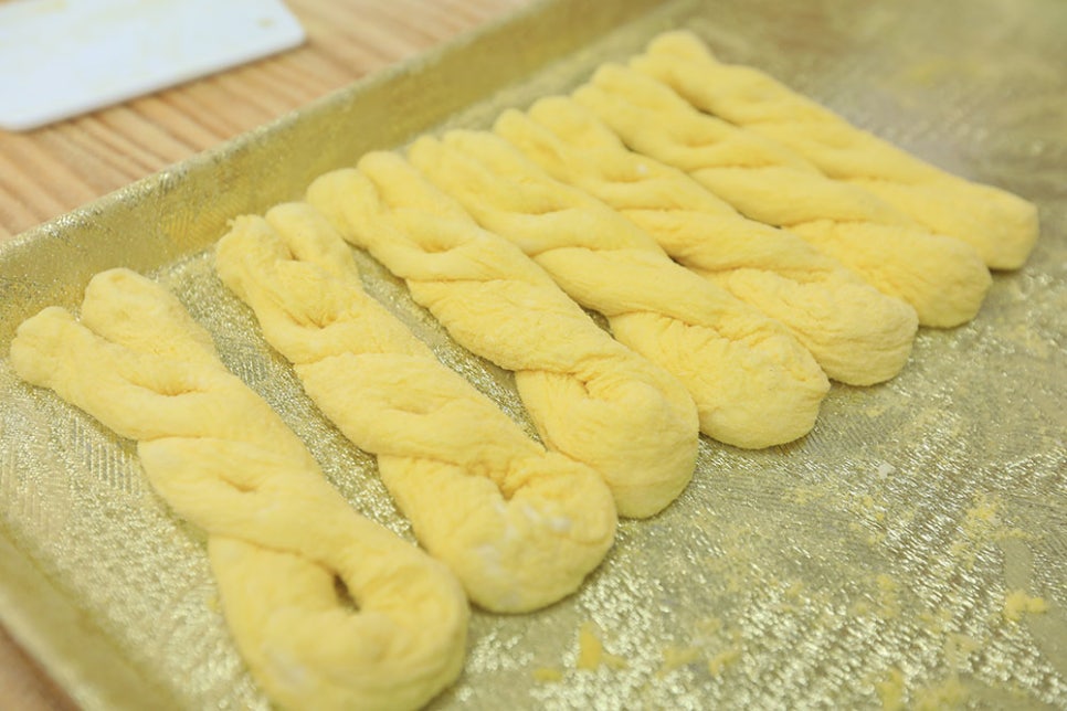 운영한지 3년이 넘었다는 사장님. 기존에 하던 일에서 은퇴하시고, 혼자 운영하시다 보니 초창기에는 우여곡절이 많으셨지만 이제는 빠르게 예쁜 꽈배기를 만들어내십니다.