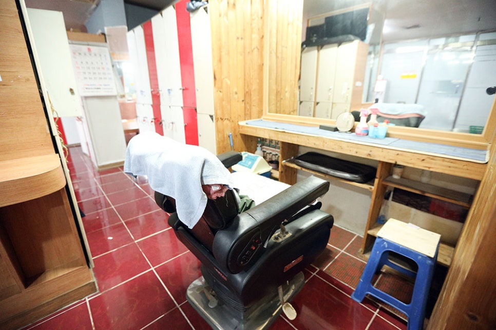 남탕 내부에는 시원하게 머리를 깎을 수 있는 이발소도 있는데요. 단, 주말에만 이용 가능한 점 참고하시길 바라며,  편히 누워서 쉴 수 있는 휴게실도 구비돼 있어 남녀노소 자유로이 쉬어갈 수 있습니다.