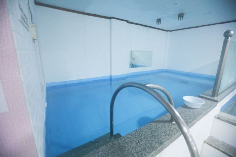 남탕 내부로 들어가면, 온탕과 열탕, 냉탕 등으로 필요한 탕 종류들이 갖춰져 있습니다. 탕 물갈이와 청소는 매일 새벽과 아침마다 물을 새로 받고 꼼꼼히 청소하여 위생적으로 관리하고 있는 곳이랍니다.