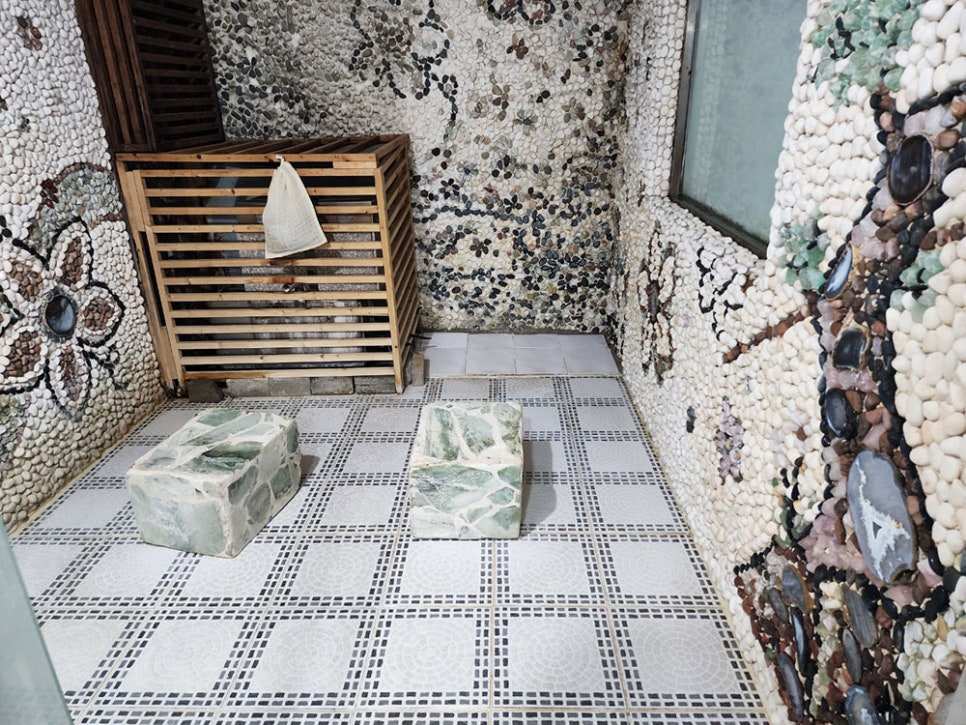 여탕 내부에는 소규모 건식 찜질방도 마련돼 있어요. 뜨끈한 탕에서 몸도 지지고~ 사우나에서 땀도 빼고~ 노곤했던 몸의 피로가 싹 가시는 느낌일듯싶어요.^^