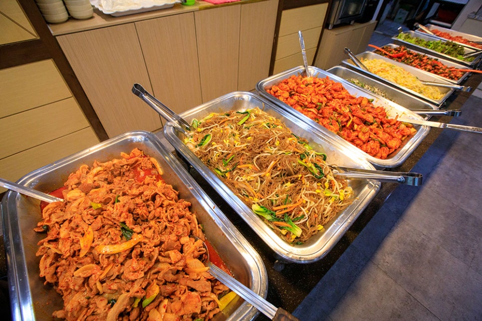 8천 원이라는 착한 가격에 매일 새로운 반찬을 드실 수 있는데, 제육볶음, 보쌈, 갈비찜, 닭볶음탕, 생선가스, 마파두부 등 질리지 않도록 다양한 메뉴를 제공하다 보니 어린아이부터 어르신까지 나이 가리지 않고 단골이 많답니다.