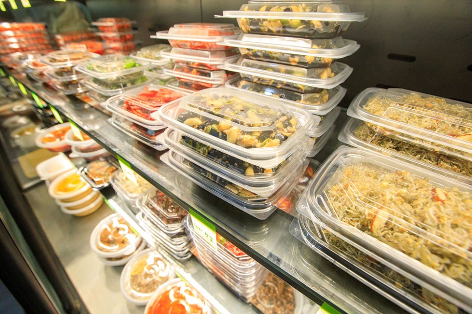 인성한식부페에서는 직접 만든 반찬들을 1팩당 2,000원이라는 착한 가격에 판매 중이에요. 낙지 젓갈, 오징어젓갈 등 젓갈류부터, 감자조림, 갓김치, 멸치볶음, 장조림 등의 다양한 반찬을 사실 수 있습니다.