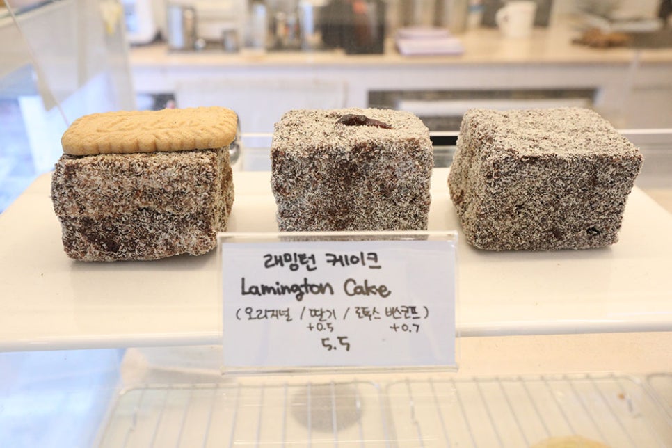 그중에서도 정사각형 모양의 버터케이크나 스펀지케이크에 겉면을 초콜릿 소스로 코팅해 건조 코코넛 가루가 뿌려진 호주의 케이크인 래밍턴 케이크도 인기 메뉴에요!