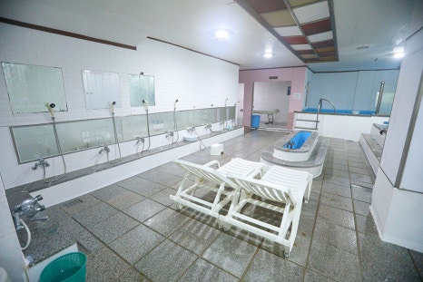 남탕 내부로 들어가면, 온탕과 열탕, 냉탕 등으로 필요한 탕 종류들이 갖춰져 있습니다. 탕 물갈이와 청소는 매일 새벽과 아침마다 물을 새로 받고 꼼꼼히 청소하여 위생적으로 관리하고 있는 곳이랍니다.