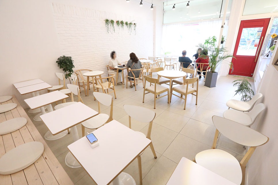 화이트와 우드의 조화가 어우러져 밝고 화사한 톤의 가게 내부. 깔끔한 인테리어 덕분에 트렌디한 분위기가 돋보입니다.