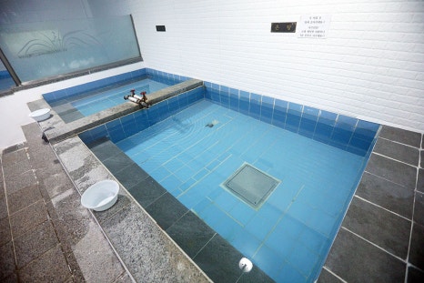 남탕 내부로 들어가면, 온탕과 열탕, 냉탕 등으로 필요한 탕 종류들이 갖춰져 있습니다. 탕 물갈이와 청소는 매일 새벽과 아침마다 물을 새로 받고 꼼꼼히 청소하여 위생적으로 관리하고 있는 곳이랍니다.