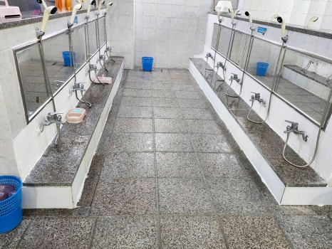 이곳은 여탕 내부 모습입니다. 남탕과 마찬가지로 온탕, 열탕, 냉탕 등으로 이뤄져 있으며 수질과 목욕탕 위생을 깨끗이 관리하고 있어요. 연식이 된 목욕탕이지만 탕도 넓고 수질이 좋아 단골분들이 많은 곳입니다.