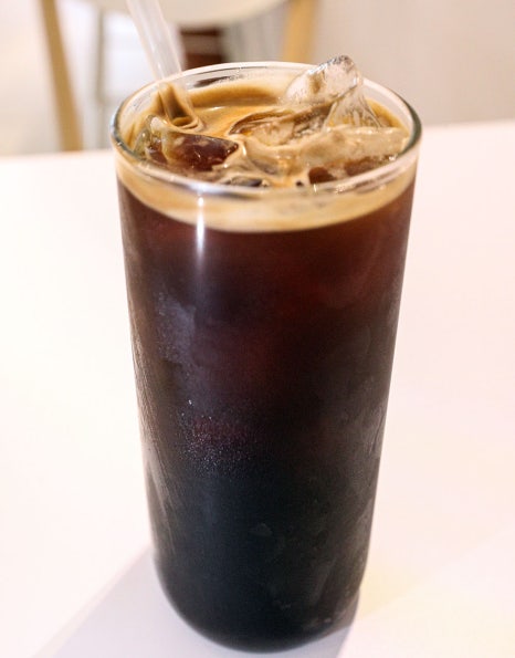 착한 품목인 녹차 외에 다양한 메뉴를 판매하고 있습니다. 아메리카노, 라떼, 카푸치노, 콜드브루 등 커피류부터 홍강라떼, 수박주스, 딸기주스, 말차라떼, 알로에 주스, 아이스티, 과일 스무디 등 다양한 음료가 많습니다.