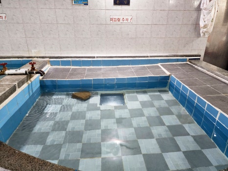 이곳은 여탕 내부 모습입니다. 남탕과 마찬가지로 온탕, 열탕, 냉탕 등으로 이뤄져 있으며 수질과 목욕탕 위생을 깨끗이 관리하고 있어요. 연식이 된 목욕탕이지만 탕도 넓고 수질이 좋아 단골분들이 많은 곳입니다.