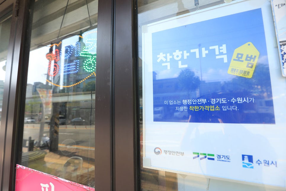 명랑꽈배기는 낮 12시부터 오후 8시까지 운영합니다. 혼자 운영하시기에 비정기 휴무로 운영되며, 주차는 어려우니 참고해 주시기 바랍니다.