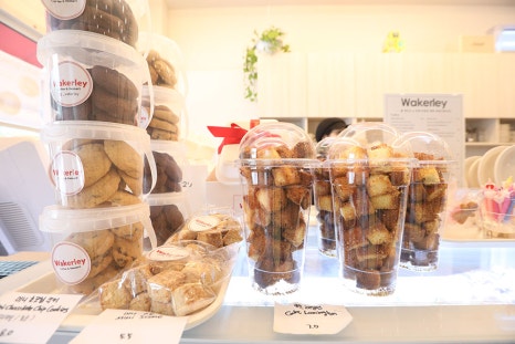 커피, 음료 메뉴도 맛있지만 웨이컬리에서 직접 만든 수제 디저트도 정말 인기가 많은데요. 국내산 당근을 사용한 당근 케이크, 찐하고 꾸덕꾸덕한 초콜릿 머드 케이크, 밀가루를 넣지 않은 바스크 치즈케이크 등 다양한 케이크 종류도 많습니다.