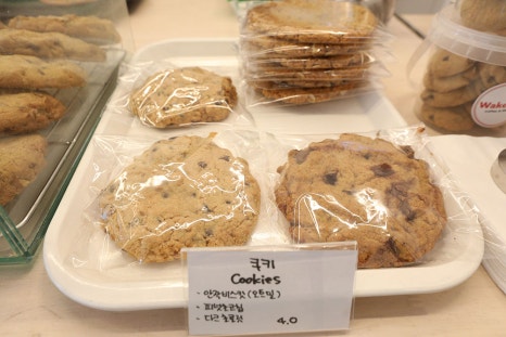 직접 구운 쿠키류부터, 슈퍼푸드로 알려진 아사이베리와 신선한 과일, 코코넛 워터를 넣어 만든 아사이볼도 판매 중이라고 하니 좋아하는 분들은 한번 드셔보세요 ^^