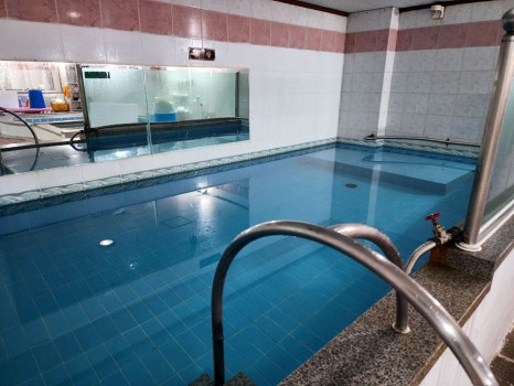 이곳은 여탕 내부 모습입니다. 남탕과 마찬가지로 온탕, 열탕, 냉탕 등으로 이뤄져 있으며 수질과 목욕탕 위생을 깨끗이 관리하고 있어요. 연식이 된 목욕탕이지만 탕도 넓고 수질이 좋아 단골분들이 많은 곳입니다.
