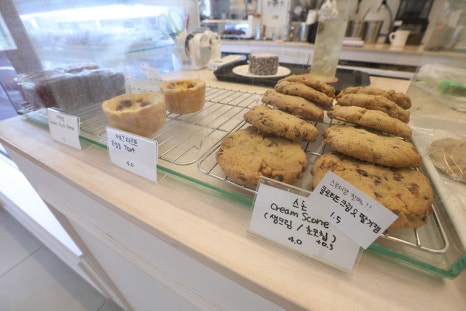 직접 구운 쿠키류부터, 슈퍼푸드로 알려진 아사이베리와 신선한 과일, 코코넛 워터를 넣어 만든 아사이볼도 판매 중이라고 하니 좋아하는 분들은 한번 드셔보세요 ^^