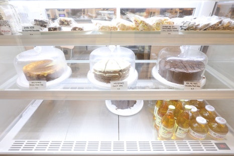 커피, 음료 메뉴도 맛있지만 웨이컬리에서 직접 만든 수제 디저트도 정말 인기가 많은데요. 국내산 당근을 사용한 당근 케이크, 찐하고 꾸덕꾸덕한 초콜릿 머드 케이크, 밀가루를 넣지 않은 바스크 치즈케이크 등 다양한 케이크 종류도 많습니다.