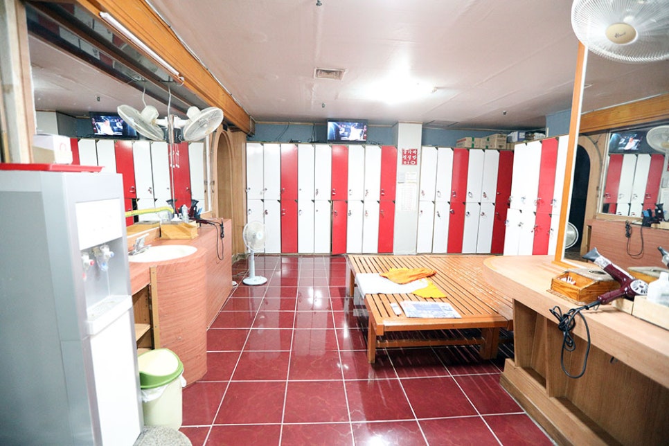 우선 남탕을 둘러봅니다. 라커룸과 함께 시원한 대리석 바닥이 눈에 들어옵니다. 편히 쉴 수 있는 큰 평상이 놓여있고, 갖가지 목욕 용품과 집기들이 놓여 있어요.