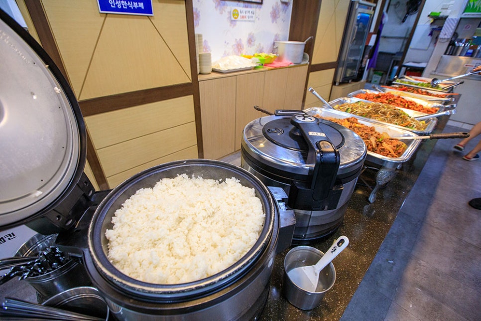 인성한식부페에서는 8천 원에 밥과 국, 그리고 약 8가지의 반찬을 무한리필로 드실 수 있는 곳입니다.