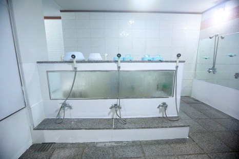 남탕 내부로 들어가면, 온탕과 열탕, 냉탕 등으로 필요한 탕 종류들이 갖춰져 있습니다. 탕 물갈이와 청소는 매일 새벽과 아침마다 물을 새로 받고 꼼꼼히 청소하여 위생적으로 관리하고 있는 곳이랍니다.