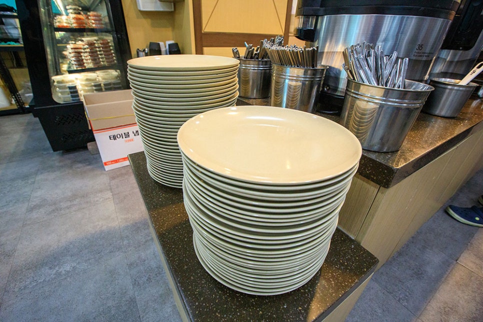 가격이 저렴하다고 싼 식재료나, 위생이 불량할 거라는 편견은 NO! 신선한 재료를 사용하여 식사를 제공하고 있고요. 늘 식기도 위생적으로 깔끔하게 관리하고 있어 동네 아침 맛집으로 통하는 곳이랍니다.