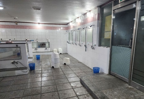 이곳은 여탕 내부 모습입니다. 남탕과 마찬가지로 온탕, 열탕, 냉탕 등으로 이뤄져 있으며 수질과 목욕탕 위생을 깨끗이 관리하고 있어요. 연식이 된 목욕탕이지만 탕도 넓고 수질이 좋아 단골분들이 많은 곳입니다.