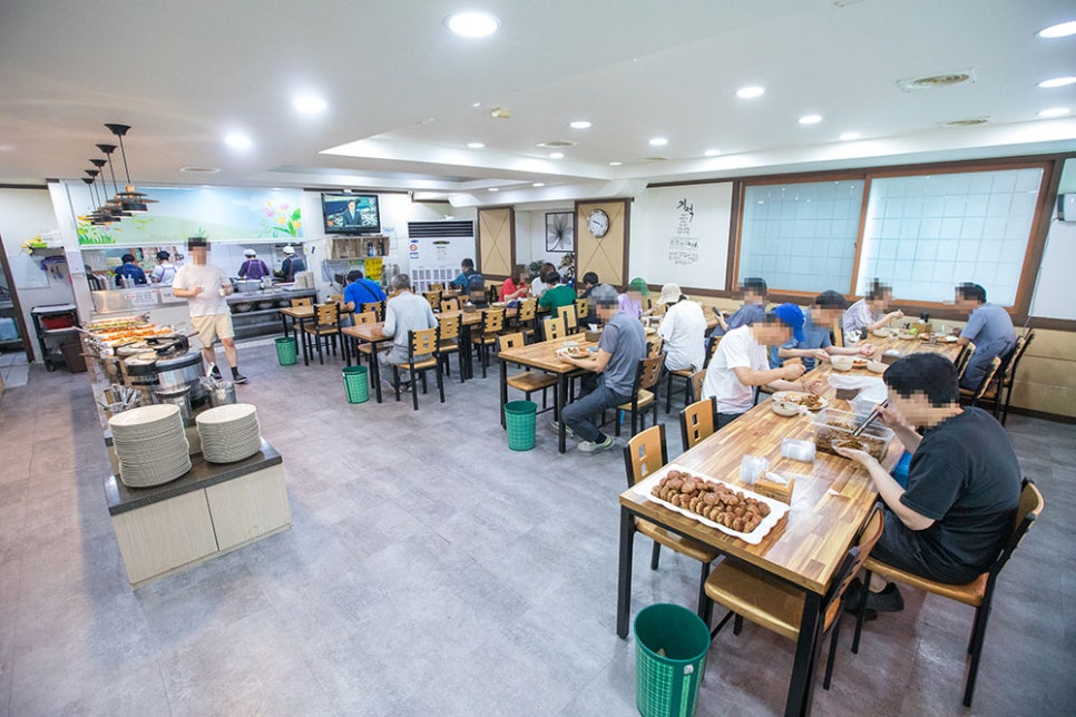 오전 9시가 조금 지난 지금. 이른 시간임에도 어린이 가족부터 인근 직장인, 어르신까지 아침 식사를 하기 위해 모여든 손님들로 가게 내부는 북적입니다. 
