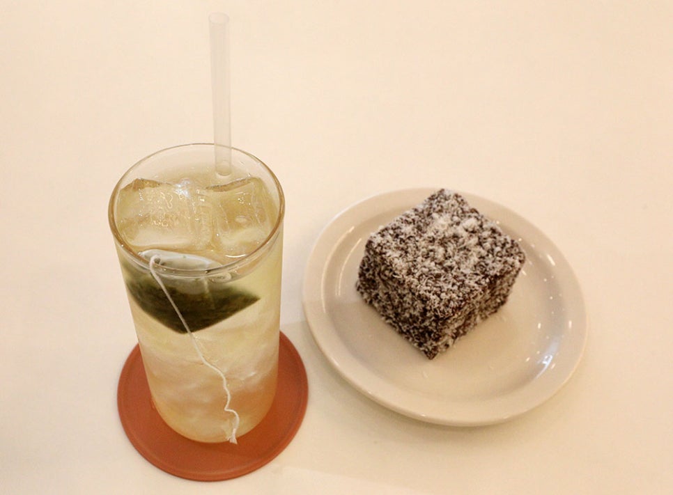 쌉싸름하지만 입을 깔끔하게 해주는 녹차는 식후 입가심으로 마셔도 좋고요. 디저트와 함께 먹어도 잘 어울린답니다.