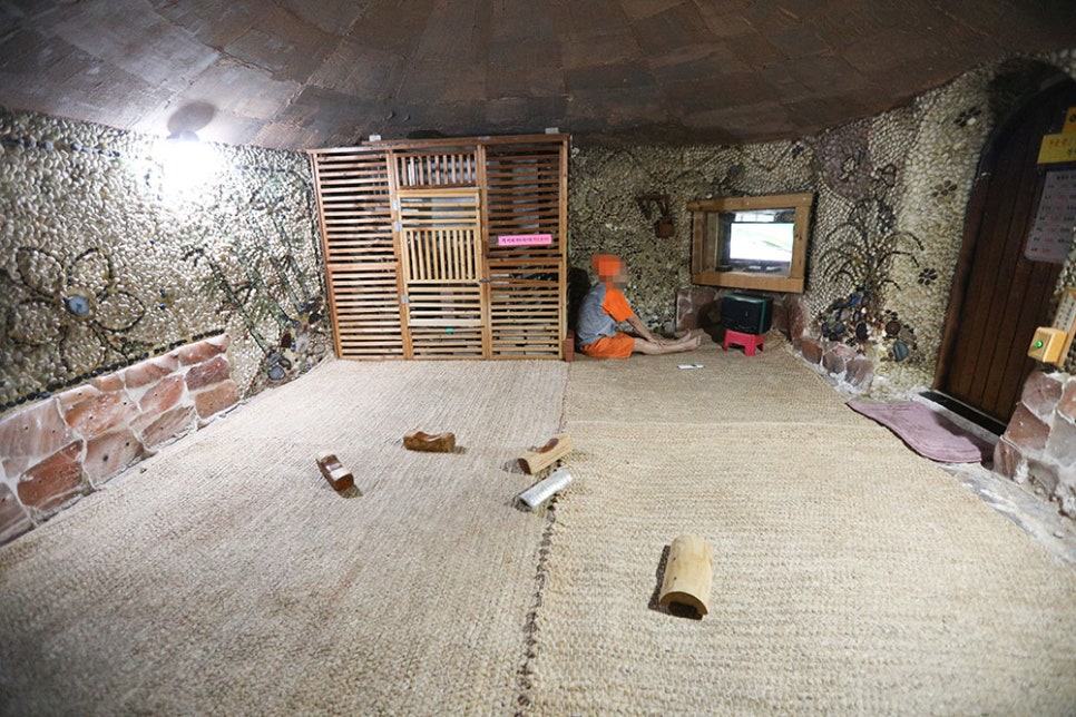 원사우나의 특별 이용 서비스~! 남녀 공용으로 사용 가능한 따끈따끈 찜질방이 있습니다. 화려한 찜질방은 아니지만, 쾌적하게 관리되고 있는 곳이기에 착한 가격에 목욕도 하고, 찜질도 할 수 있어 일석이조랍니다. 소소한 일상 속 편한 쉼을 원하시는 분들에게 원사우나를 추천합니다.