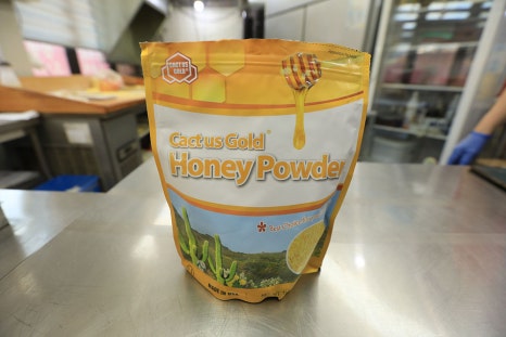 명랑꽈배기에서는 설탕가루에 벌꿀 가루를 섞어 사용하는데요. 선인장에서 추출한 꿀 가루를 설탕과 함께 섞어 사용해 꽈배기에 버무려 주시는데요. 일반 설탕가루가 아니라 꿀 가루가 들어가서 그런지 은은한 단맛이 매력이랍니다.