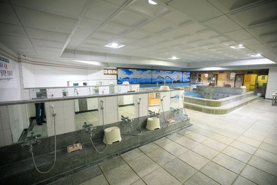 남탕은 온탕과 냉탕 등 탕이 있는 곳, 그리고 앉아서 씻는 공간과 서서 샤워하는 공간이 적절하게 분리돼 있습니다. 내부가 넓기에 방문하는 사람이 많아도 자리다툼 없이 편하게 씻을 수 있어요.