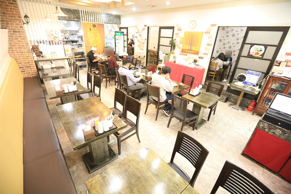 혼자 와서 드시는 손님도, 친구·가족·동료와 함께 여러 명이서 드시는 손님도 편하게 식사하고 가실 수 있도록 2인 테이블과 4인 테이블이 골고루 배치되어 있습니다.
