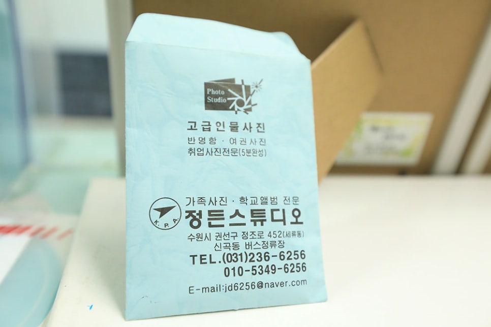 정든사진관은 오전 9시부터 오후 7시까지 운영합니다. 첫째 주, 셋째 주 일요일은 휴무이니 참고하시기 바라며, 주차는 최대 10대까지 가능하오니 참고하시면 좋을 거 같아요.