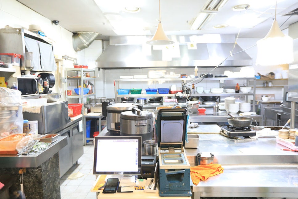 포청천은 조리 모습이 살짝 보이는 반 오픈 주방 구조로 돼 있는데요. 위생적으로 관리하고 있는 주방에서 요리하시는 걸 볼 수 있어 신뢰감이 느껴집니다.