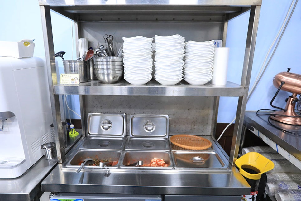 김치 같은 밑반찬과 앞접시 등은 셀프 코너에 마련돼 있으니 참고해 주시기 바랍니다.