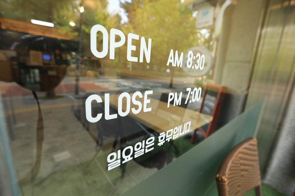 커피앤유는 오전 8시 30분부터 오후 6시까지 운영하며, 토요일, 일요일, 공휴일은 휴무입니다. 주차는 가게 뒤편에 주차장이 있사오니 참고해 주세요.