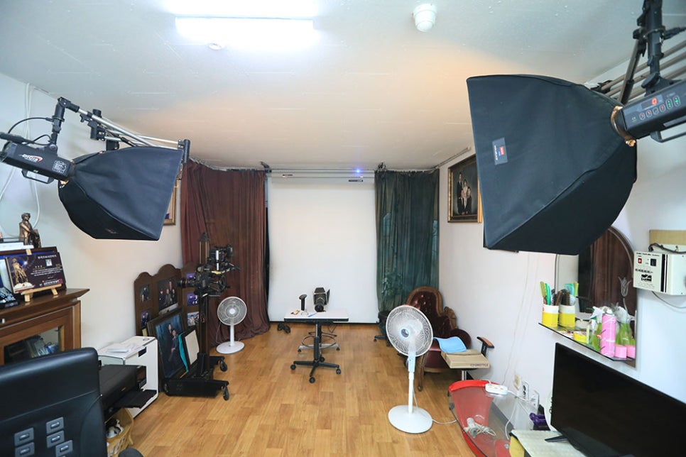 딱딱하고 어려운 분위기가 아닌, 정감 있고 포근한 분위기에서 편안하게 찍을 수 있는 정든사진관. 친절하고 정 많은 사장님의 응대에 마음이 편안하니 표정도 자연스럽고 예쁘게 나올 수 있는 곳이랍니다.^^