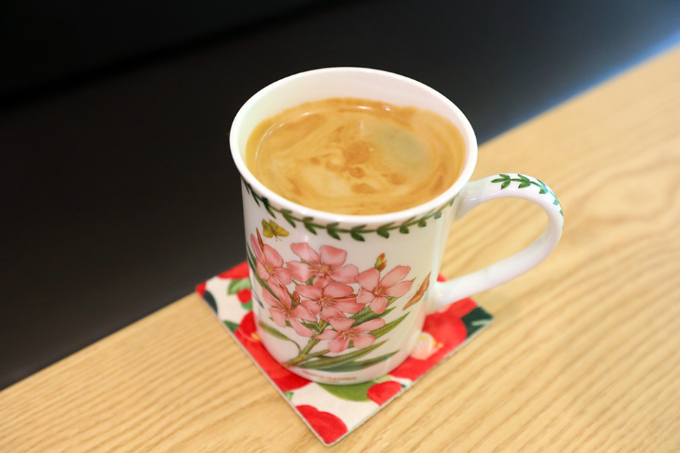 풍부한 크레마, 향긋한 커피향이 듬뿍 담겨있는 아메리카노입니다. 한 모금 마시면 입안에서 느껴지는 묵직한 바디감과 함께 씁쓸하면서도 부드러운 맛, 그리고 고소한 뒷맛까지.. 좋은 원두로 로스팅 한 커피에서 느낄 수 있는 커피 맛입니다.