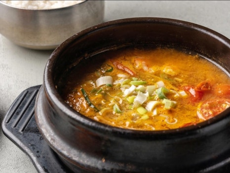 해물 된장찌개는 갖가지 재료가 들어간 특제 된장에, 사장님이 오키나와 음식점에서 영감을 받으셨다는 토마토를 넣고 거기에 신선한 해물을 넣어 만든 청년밥상만의 된장찌개랍니다. 해산물 특유의 시원하고 깊은 감칠맛과 된장이 어우러져요.