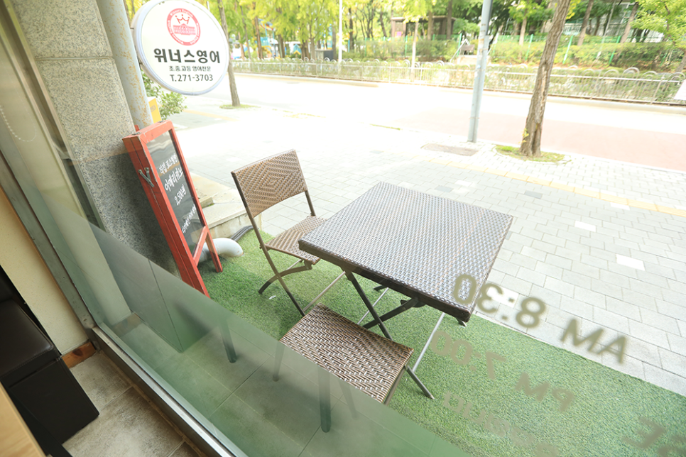 초등학교 근처에 위치해 있어 아이를 등교시키는 학부모 분들이나, 주변 주민분들, 상가 내 직원, 방문객과 나이 드신 어르신까지 편히 쉬다 가는 카페랍니다.