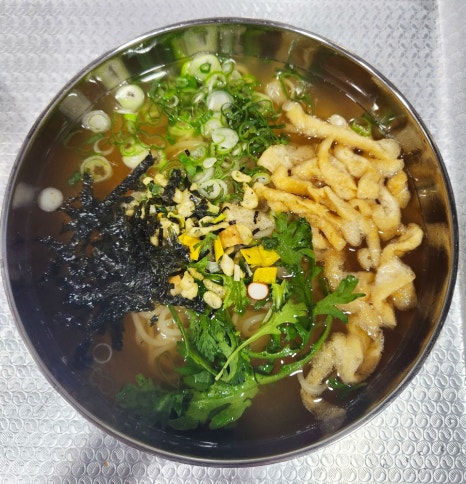 담백한 국물 맛이 매력인 잔치국수와 우동입니다. 멸치와 채소 등을 넣어 우려내 깔끔하면서도 깊은 맛이 특징이에요. 일반적인 소면이나 우동면을 사용하지 않고 직접 반죽해 만들다 보니 면이 금방 퍼지지 않고 탱탱하다고 해요.