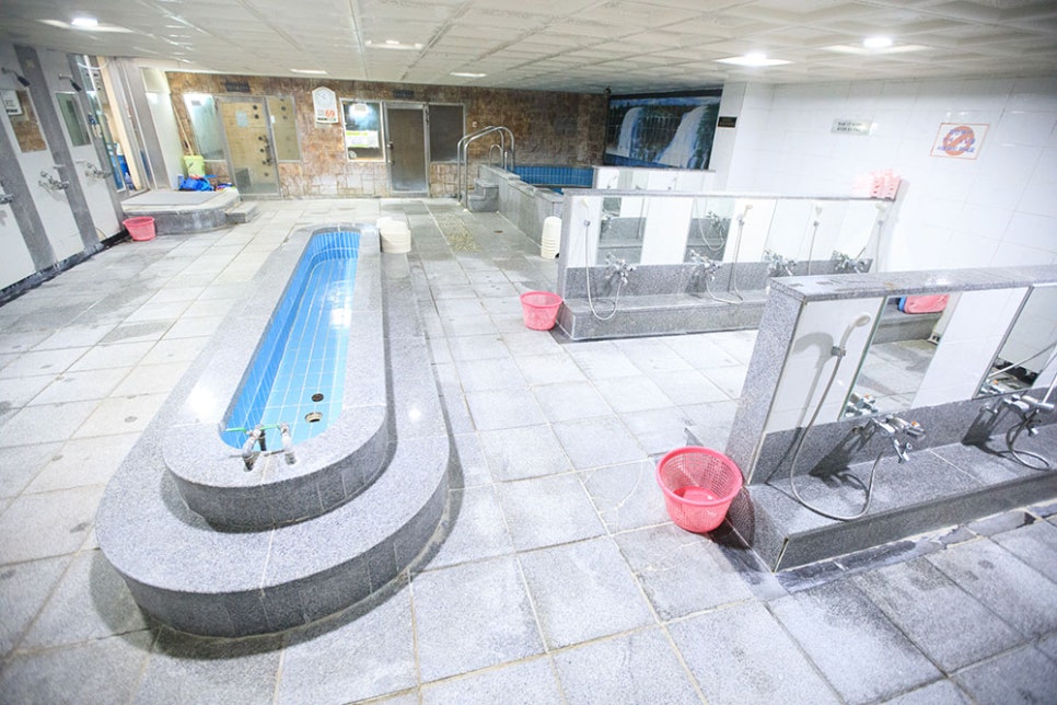 오랫동안 사랑받는 비결은 아무래도 꾸준한 관리가 아닐까 싶은데요. 사장님은 목욕탕을 깨끗하고 쾌적하게 운영하는 것이 원칙이라 말씀하셨습니다. 