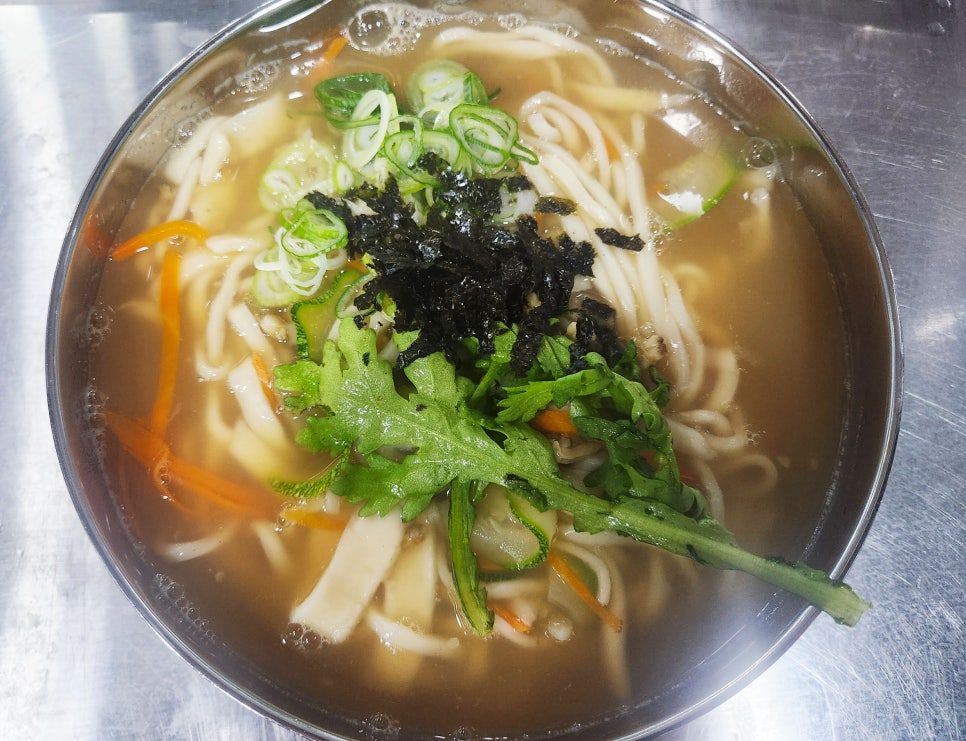 멸치와 채소를 넣어 오랫동안 우려낸 육수에, 매일 직접 반죽하여 뽑은 면을 넣어 만든 칼국수입니다. 홍가네 면집의 가장 큰 자랑은 바로 면을 직접 뽑는 자가제면 시스템이랍니다. 그래서 면발이 부드러우면서도 쫄깃하고 탄력이 살아 있어 식감이 좋아요.