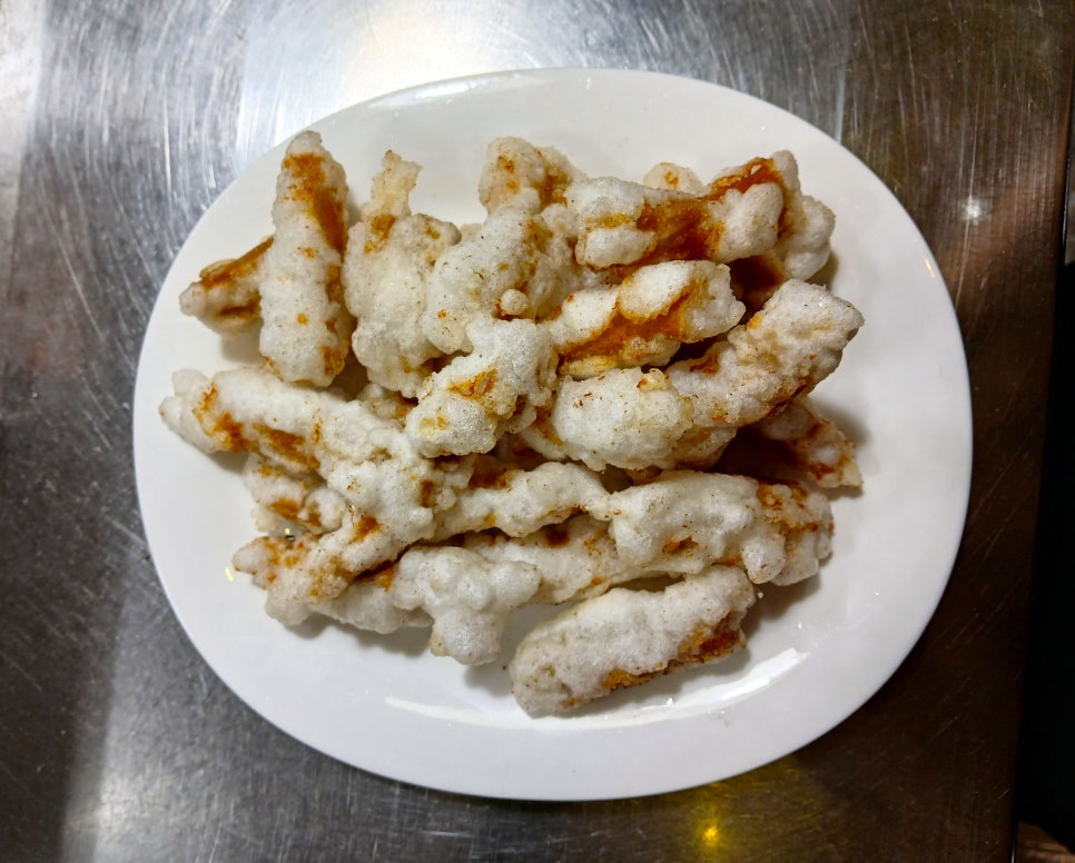 포청천의 착한 품목은 짜장면 6,500원, 탕수육 기본 사이즈 19,000원입니다.