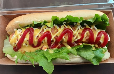 채소, 소시지, 빵 등 기본 재료로 맛있는 맛을 자랑하는 수제 핫도그부터, 3,000원이라는 착한 가격이 믿기지 않을 정도로 재료가 듬뿍듬뿍 들어간 김밥입니다. 카페인데 김밥이 맛있어서 단체 주문도 종종 들어온다고 해요.