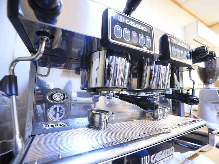 커피의 풍미는 시간이 지나면서 천천히 휘발되기 때문에, 갓 볶은 원두일수록 향과 맛이 가장 생생하게 살아 있는데요. 커피앤유에서는 직접 로스팅 한 에티오피아 원두를 사용해 만들어 고소한 맛이 일품입니다.^^