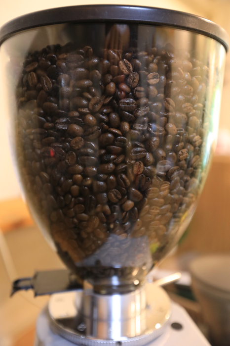 커피의 풍미는 시간이 지나면서 천천히 휘발되기 때문에, 갓 볶은 원두일수록 향과 맛이 가장 생생하게 살아 있는데요. 커피앤유에서는 직접 로스팅 한 에티오피아 원두를 사용해 만들어 고소한 맛이 일품입니다.^^