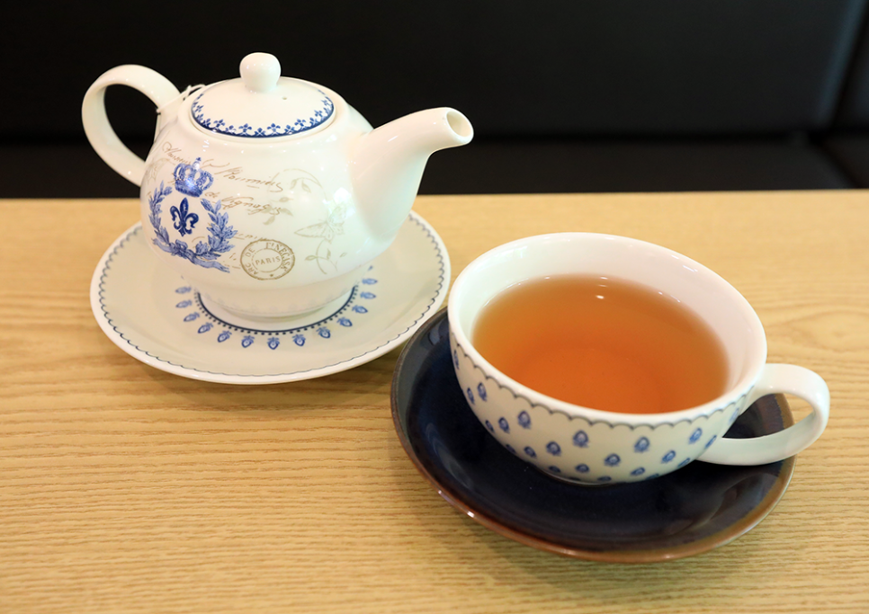 페퍼민트, 카모마일, 얼그레이 등 허브티도 착한 가격에 제공되고 있어요. 앤티크하고 예쁜 주전자와 찻잔에 제공되고 있습니다.