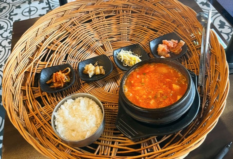 차돌박이가 들어간 순두부찌개는 고소한 차돌박이와 특제 찌개양념과 순두부를 듬뿍 넣어 만들었어요. 음식을 시키면 동그란 나무 쟁반에 나오는데 아기자기하고 귀엽습니다.
