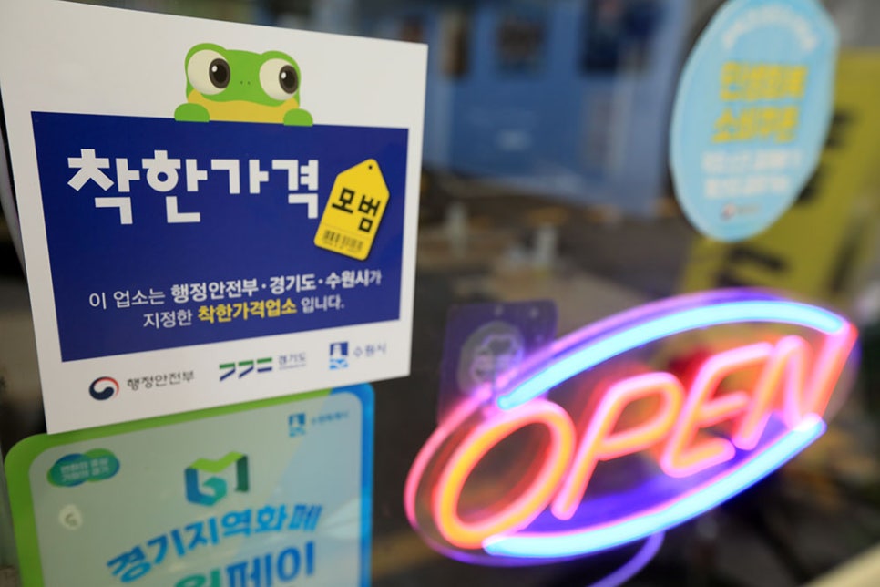 홍가네면집은 오전 11시부터 오후 8시까지 운영하며, 마지막 주문은 7시 30분까지 받고 있습니다. 연중무휴이나 가끔 비정기 휴무가 있을 수 있으니 방문 전 확인하시고, 주차는 가게 앞 1-2대 가능하오니 참고해 주세요.