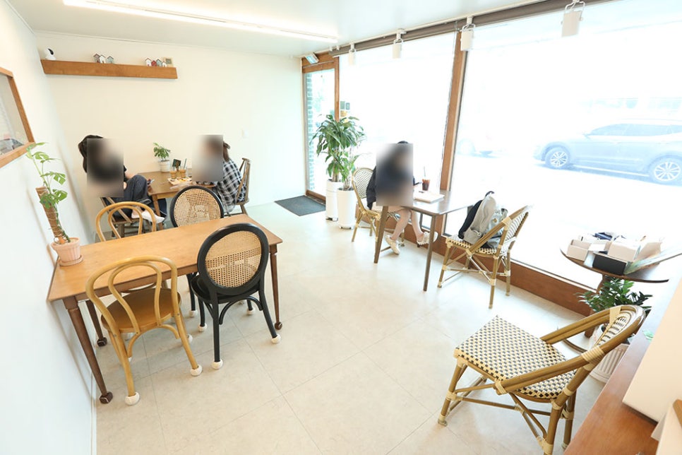 약 10명을 수용할 수 있는 아담한 가게 내부였지만, 넓은 통창 유리 덕분에 답답하지 않고 오히려 넓고 쾌적하다는 인상을 줍니다.