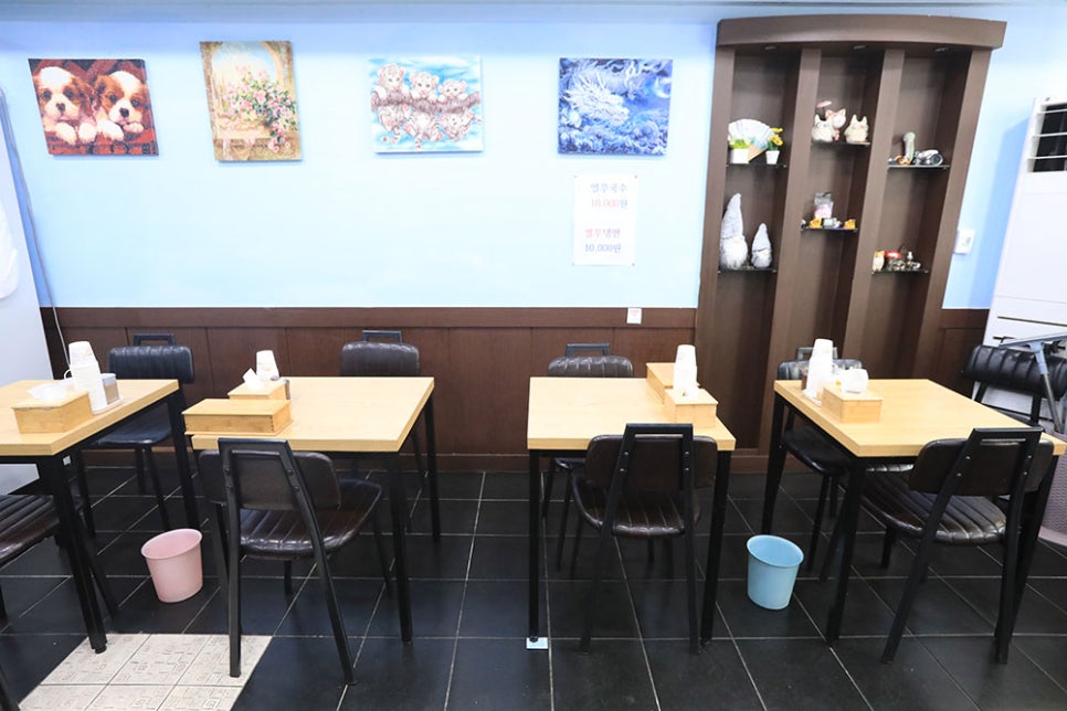 여러 명이서 드실 수 있는 4인 테이블부터, 편하게 앉을 수 있는 1인 테이블이 구비돼 있어 혼자 식사하기에도 부담 없는 구조예요.